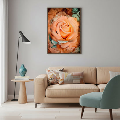 Gemälde einer großformatigen, weich beleuchteten Rose in warmen Pfirsich‑ und Apricot­tönen. Die Blütenblätter wirken samtig und leicht abstrahiert. Um die Rose herum befinden sich malerische Strukturen in Türkis, Braun und Beige, die dem Werk eine organische, leicht verwitterte Textur verleihen. Das Bild misst 80 × 60 cm und hat eine moderne, expressive Anmutung.