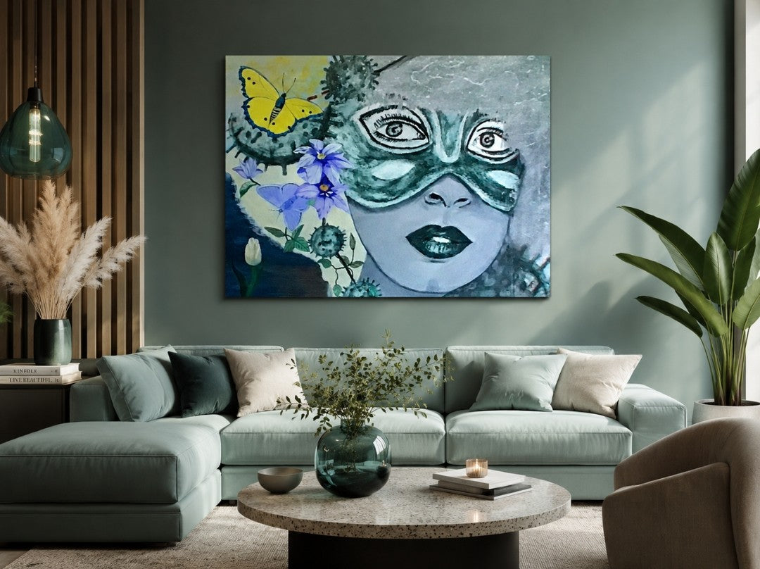 Semiabstraktes Porträt mit verdeckter Gesichtsfläche, umgeben von gelbem Schmetterling, blauen Blüten und kugelförmigen, stachelartigen Formen in kühlen Blau- und Grüntönen.
