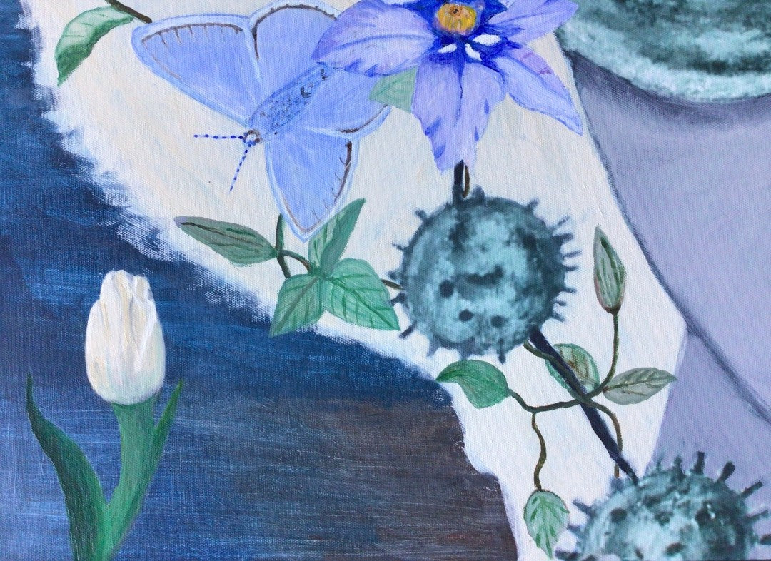 Semiabstraktes Porträt mit verdeckter Gesichtsfläche, umgeben von gelbem Schmetterling, blauen Blüten und kugelförmigen, stachelartigen Formen in kühlen Blau- und Grüntönen.