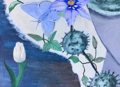 Semiabstraktes Porträt mit verdeckter Gesichtsfläche, umgeben von gelbem Schmetterling, blauen Blüten und kugelförmigen, stachelartigen Formen in kühlen Blau- und Grüntönen.