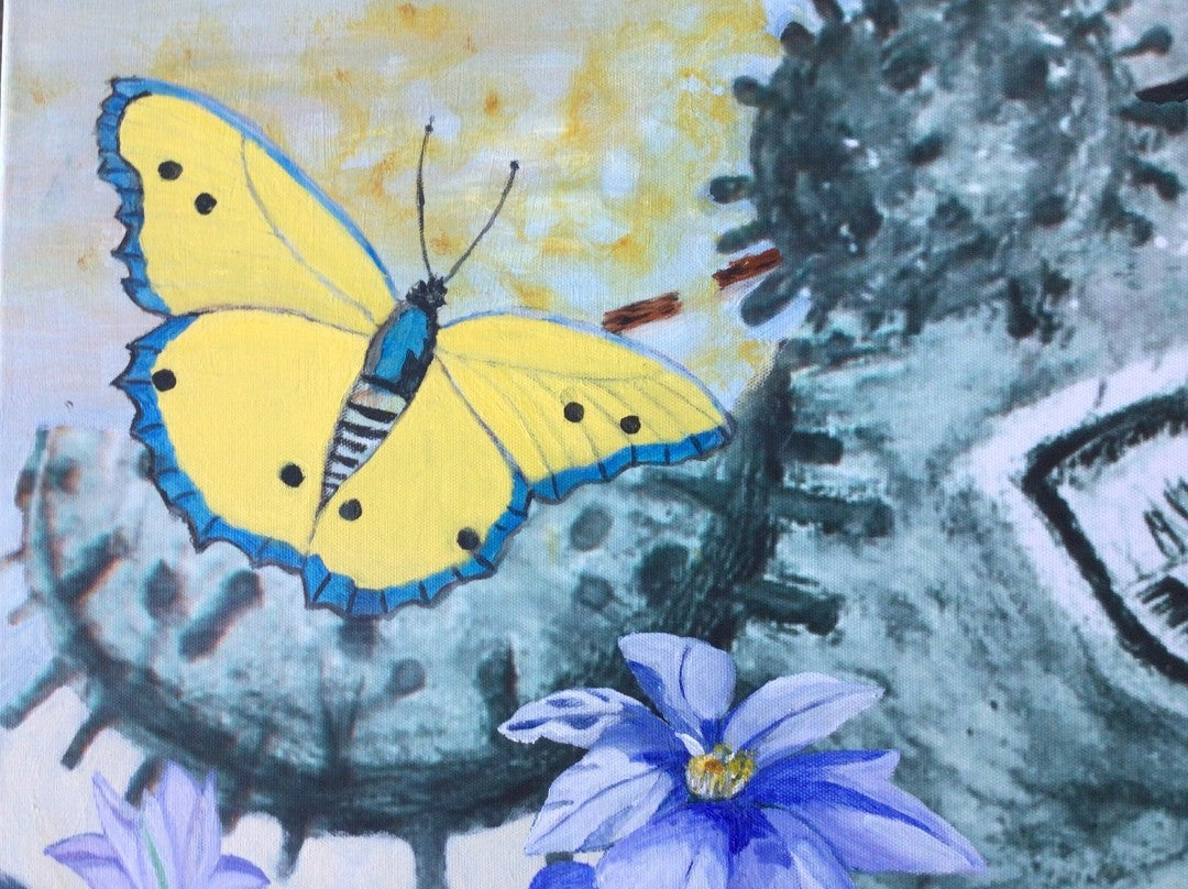 Semiabstraktes Porträt mit verdeckter Gesichtsfläche, umgeben von gelbem Schmetterling, blauen Blüten und kugelförmigen, stachelartigen Formen in kühlen Blau- und Grüntönen.
