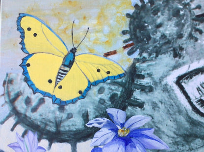 Semiabstraktes Porträt mit verdeckter Gesichtsfläche, umgeben von gelbem Schmetterling, blauen Blüten und kugelförmigen, stachelartigen Formen in kühlen Blau- und Grüntönen.