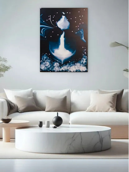 Abstraktes digitales Kunstwerk "Power of Freedom" von Claudia Altemeier. Eine leuchtende, weiße Kerze mit Rauch erhebt sich aus einer Schale vor dunklem, sternenübersätem Hintergrund. Dominierende Farben sind tiefes Blau, Weiß und Schwarz.