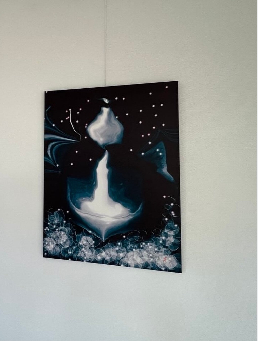 Abstraktes digitales Kunstwerk "Power of Freedom" von Claudia Altemeier. Eine leuchtende, weiße Kerze mit Rauch erhebt sich aus einer Schale vor dunklem, sternenübersätem Hintergrund. Dominierende Farben sind tiefes Blau, Weiß und Schwarz.