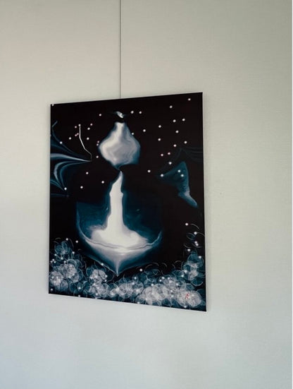 Abstraktes digitales Kunstwerk "Power of Freedom" von Claudia Altemeier. Eine leuchtende, weiße Kerze mit Rauch erhebt sich aus einer Schale vor dunklem, sternenübersätem Hintergrund. Dominierende Farben sind tiefes Blau, Weiß und Schwarz.