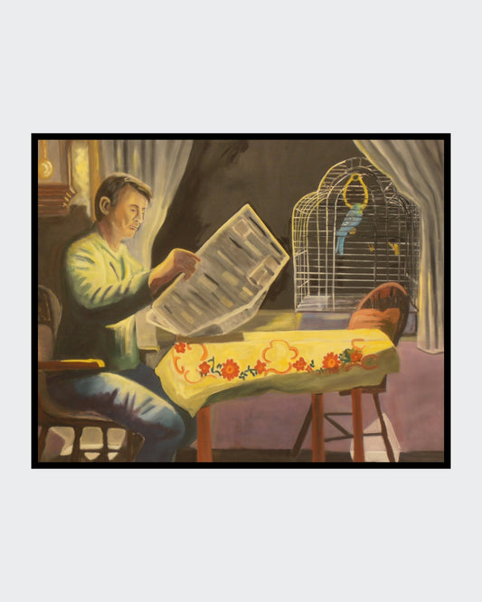 Mischtechnik-Gemälde mit Innenraumszene: eine sitzende Person liest Zeitung an einem Tisch mit gemusterter Tischdecke; rechts ein Vogelkäfig mit Wellensittich; warmes, gedämpftes Licht, Vorhänge im Hintergrund, erdige Gelb‑ und Brauntöne prägen die Szene.
