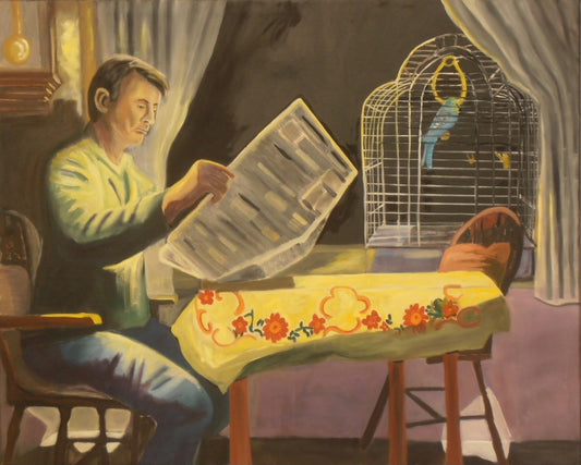 Mischtechnik-Gemälde mit Innenraumszene: eine sitzende Person liest Zeitung an einem Tisch mit gemusterter Tischdecke; rechts ein Vogelkäfig mit Wellensittich; warmes, gedämpftes Licht, Vorhänge im Hintergrund, erdige Gelb‑ und Brauntöne prägen die Szene.