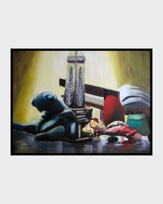 Ölgemälde auf Leinwand: Sperrmüllszene mit großem dunklen Teddybär links, zentral einem hohen metallischen Gegenstand, daneben verstreuten Kleidungsstücken und Gegenständen; gelb-grünlicher Hintergrund, Format 120 x 150 cm.