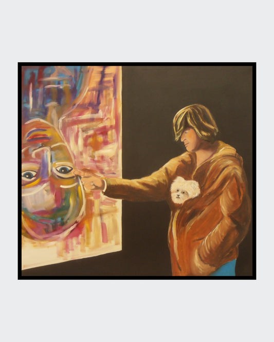 Acrylgemälde auf Leinwand: Eine stehende Person in brauner Jacke zeigt mit ausgestrecktem Arm auf ein farbintensives, abstrahiertes Gesicht auf einer Leinwand links; ein kleiner heller Hund ist im Brustbereich der Jacke zu sehen; dunkler Hintergrund rechts, Format 130 x 145 cm.