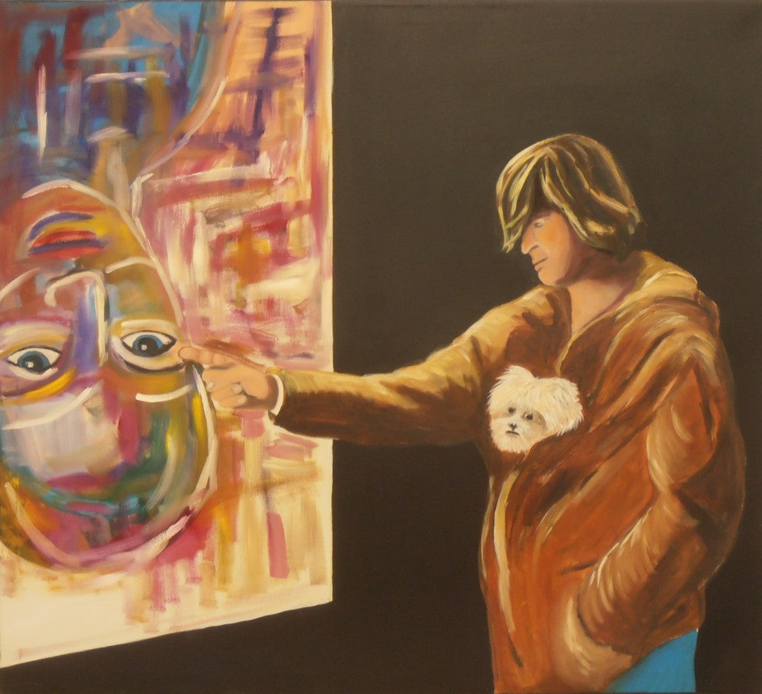 Acrylgemälde auf Leinwand: Eine stehende Person in brauner Jacke zeigt mit ausgestrecktem Arm auf ein farbintensives, abstrahiertes Gesicht auf einer Leinwand links; ein kleiner heller Hund ist im Brustbereich der Jacke zu sehen; dunkler Hintergrund rechts, Format 130 x 145 cm.