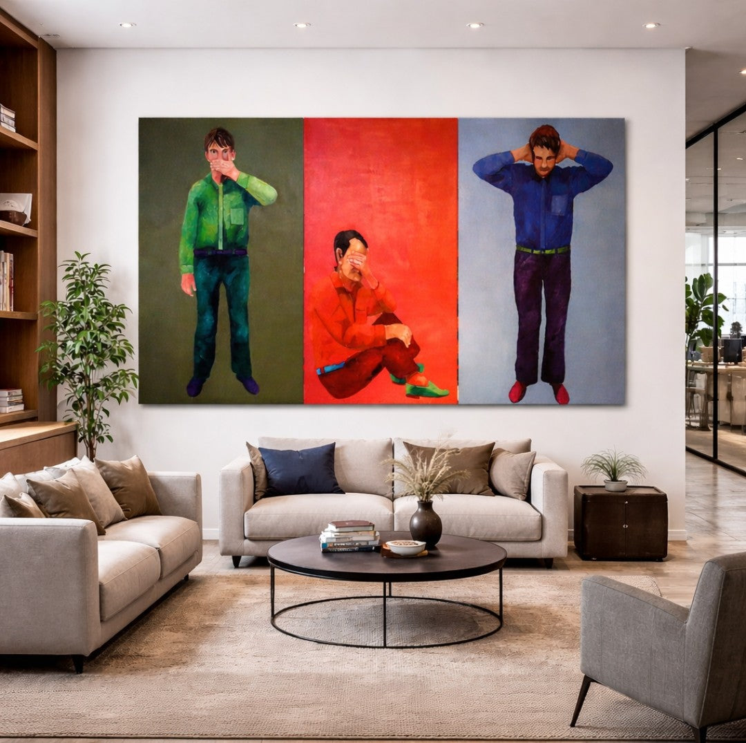 Triptychon (dreiteiliges Gemälde) mit drei farbigen Bildfeldern: links grüner Hintergrund mit stehender Figur und Hand im Bereich des unteren Gesichts, mittig roter Hintergrund mit sitzender Figur und Hand am Kopf, rechts blauer Hintergrund mit stehender Figur und beiden Händen am Kopf; kräftige Farbflächen und klare Trennung der drei Tafeln.