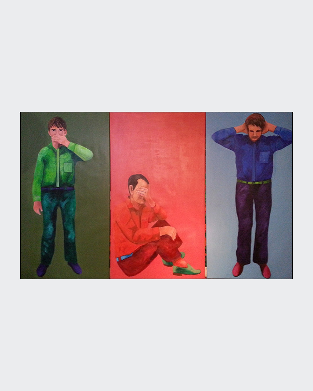 Triptychon (dreiteiliges Gemälde) mit drei farbigen Bildfeldern: links grüner Hintergrund mit stehender Figur und Hand im Bereich des unteren Gesichts, mittig roter Hintergrund mit sitzender Figur und Hand am Kopf, rechts blauer Hintergrund mit stehender Figur und beiden Händen am Kopf; kräftige Farbflächen und klare Trennung der drei Tafeln.