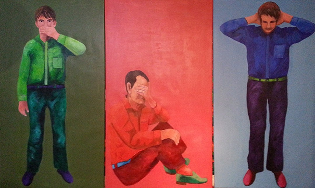 Triptychon (dreiteiliges Gemälde) mit drei farbigen Bildfeldern: links grüner Hintergrund mit stehender Figur und Hand im Bereich des unteren Gesichts, mittig roter Hintergrund mit sitzender Figur und Hand am Kopf, rechts blauer Hintergrund mit stehender Figur und beiden Händen am Kopf; kräftige Farbflächen und klare Trennung der drei Tafeln.