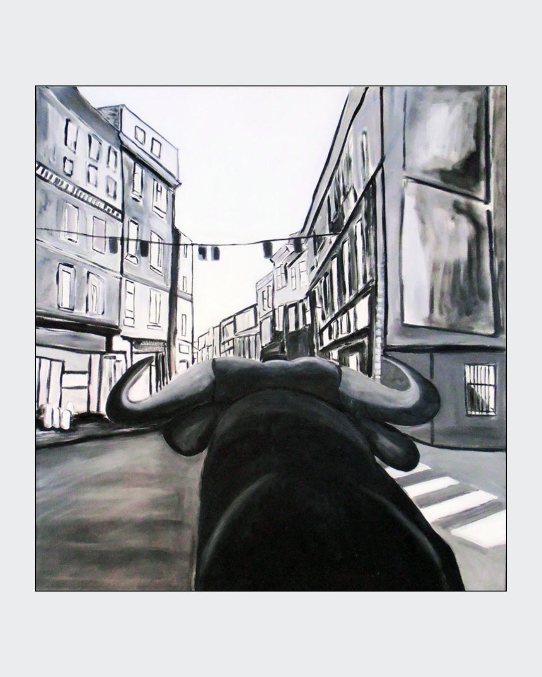 Acrylgemälde mit Perspektive aus dem Rücken eines schwarzen Stiers in einer engen Stadtstraße; hohe Häuserfassaden links und rechts, gespannte Leinen über der Straße, reduziertes Grau‑Schwarz‑Weiß‑Farbspektrum; kraftvolle Hörner dominieren den Vordergrund und führen den Blick in die urbane Szenerie.