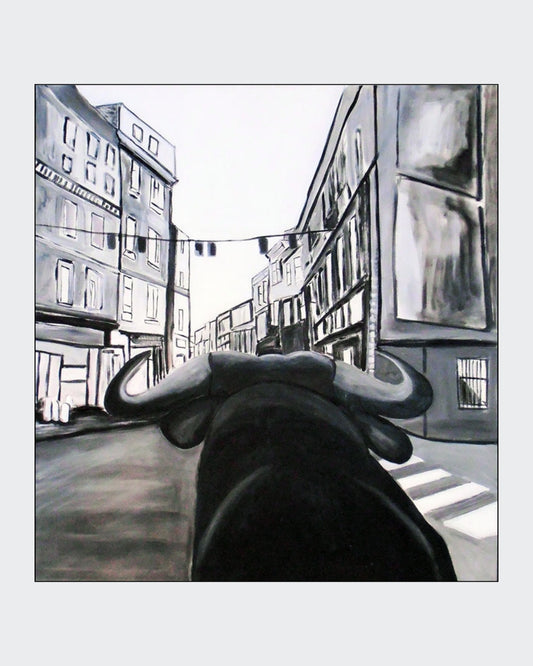 Acrylgemälde mit Perspektive aus dem Rücken eines schwarzen Stiers in einer engen Stadtstraße; hohe Häuserfassaden links und rechts, gespannte Leinen über der Straße, reduziertes Grau‑Schwarz‑Weiß‑Farbspektrum; kraftvolle Hörner dominieren den Vordergrund und führen den Blick in die urbane Szenerie.