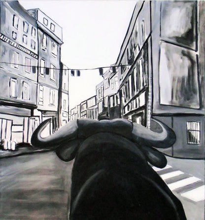 Acrylgemälde mit Perspektive aus dem Rücken eines schwarzen Stiers in einer engen Stadtstraße; hohe Häuserfassaden links und rechts, gespannte Leinen über der Straße, reduziertes Grau‑Schwarz‑Weiß‑Farbspektrum; kraftvolle Hörner dominieren den Vordergrund und führen den Blick in die urbane Szenerie.