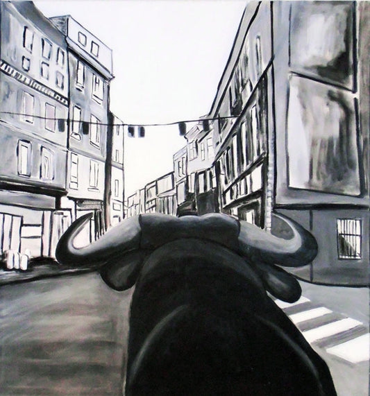 Acrylgemälde mit Perspektive aus dem Rücken eines schwarzen Stiers in einer engen Stadtstraße; hohe Häuserfassaden links und rechts, gespannte Leinen über der Straße, reduziertes Grau‑Schwarz‑Weiß‑Farbspektrum; kraftvolle Hörner dominieren den Vordergrund und führen den Blick in die urbane Szenerie.