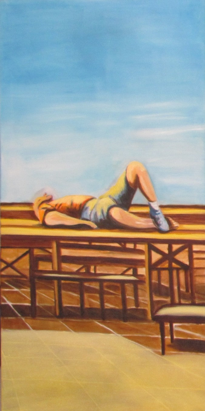 Triptychon in drei Bildfeldern mit liegenden Personen auf Tischreihen einer Terrasse; weiter Horizont, Himmel und architektonische Linien; warme, ruhige Farbtöne und klare horizontale Bildstruktur.
