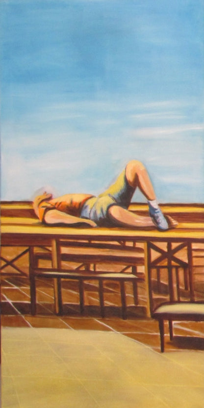 Triptychon in drei Bildfeldern mit liegenden Personen auf Tischreihen einer Terrasse; weiter Horizont, Himmel und architektonische Linien; warme, ruhige Farbtöne und klare horizontale Bildstruktur.