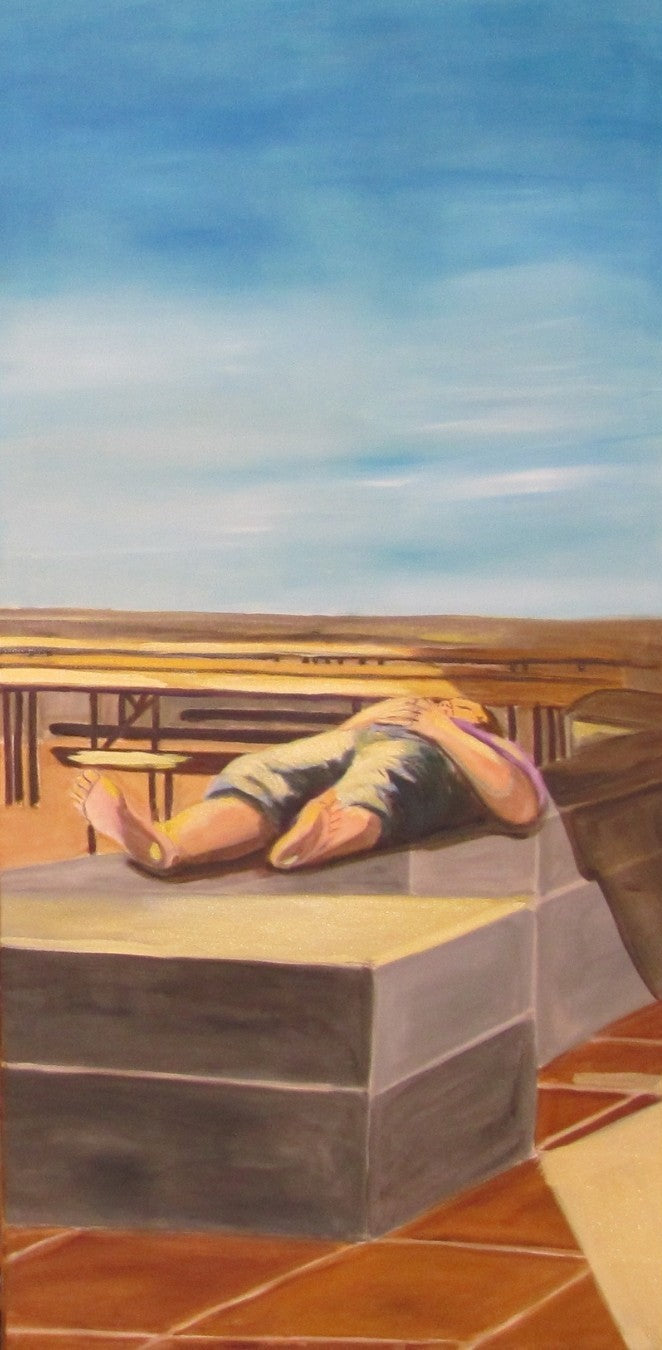 Triptychon in drei Bildfeldern mit liegenden Personen auf Tischreihen einer Terrasse; weiter Horizont, Himmel und architektonische Linien; warme, ruhige Farbtöne und klare horizontale Bildstruktur.