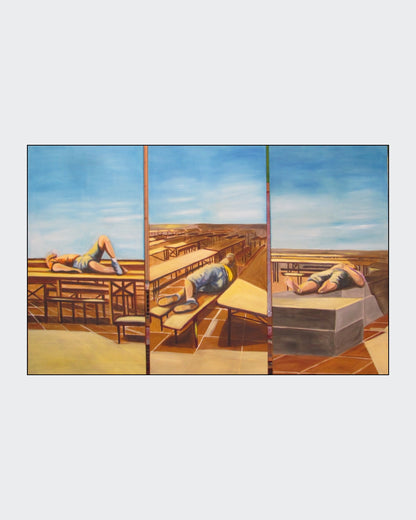 Triptychon in drei Bildfeldern mit liegenden Personen auf Tischreihen einer Terrasse; weiter Horizont, Himmel und architektonische Linien; warme, ruhige Farbtöne und klare horizontale Bildstruktur.