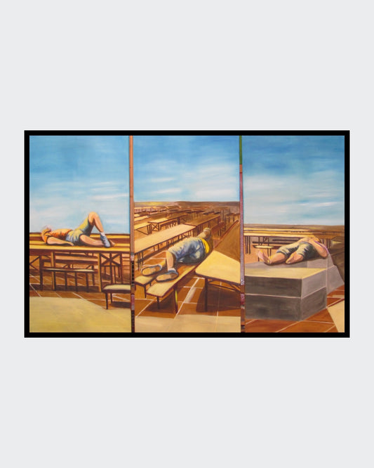 Triptychon in drei Bildfeldern mit liegenden Personen auf Tischreihen einer Terrasse; weiter Horizont, Himmel und architektonische Linien; warme, ruhige Farbtöne und klare horizontale Bildstruktur.