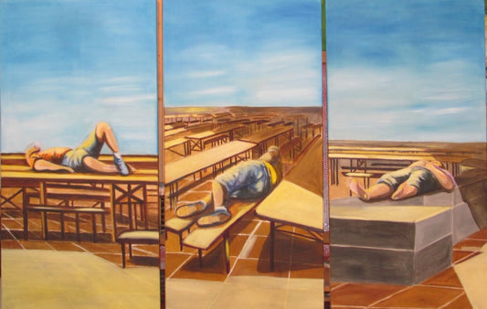 Triptychon in drei Bildfeldern mit liegenden Personen auf Tischreihen einer Terrasse; weiter Horizont, Himmel und architektonische Linien; warme, ruhige Farbtöne und klare horizontale Bildstruktur.