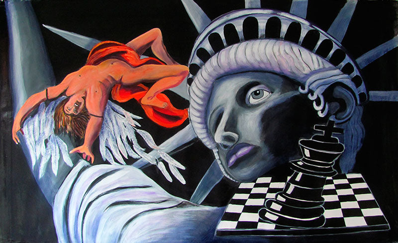 Ein surreales Gemälde in Grautönen mit Akzenten in Orange und Rot. Es zeigt das Gesicht der Freiheitsstatue im Vordergrund, kombiniert mit einem Schachbrettmuster und einer stilisierten, fallenden Figur mit Flügeln. Titel 