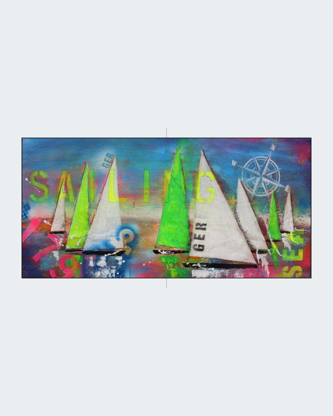 Abstrakte Malerei mit dem Titel "Sailing" von Ellen Rethemeier. Mehrere weiße Segelboote mit grünen und weißen Segeln heben sich von einem farbenfrohen Hintergrund in Neonfarben ab. Der Schriftzug "SAILING" und ein Kompass zieren das Bild. Die Künstlerin wünscht "Allzeit gute Fahrt und immer eine Handbreit Wasser unterm Kiel". Bild aus der Online-Galerie ARTSPACER.
