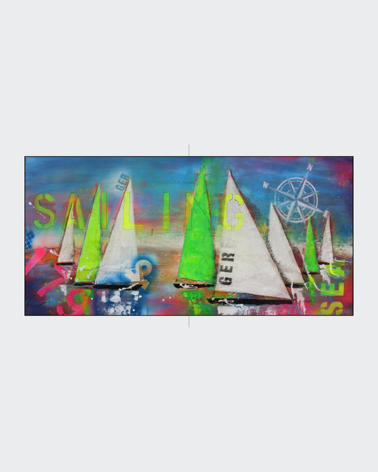 Abstrakte Malerei mit dem Titel "Sailing" von Ellen Rethemeier. Mehrere weiße Segelboote mit grünen und weißen Segeln heben sich von einem farbenfrohen Hintergrund in Neonfarben ab. Der Schriftzug "SAILING" und ein Kompass zieren das Bild. Die Künstlerin wünscht "Allzeit gute Fahrt und immer eine Handbreit Wasser unterm Kiel". Bild aus der Online-Galerie ARTSPACER.