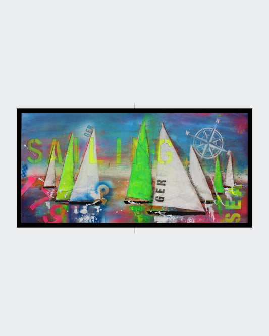 Abstrakte Malerei mit dem Titel "Sailing" von Ellen Rethemeier. Mehrere weiße Segelboote mit grünen und weißen Segeln heben sich von einem farbenfrohen Hintergrund in Neonfarben ab. Der Schriftzug "SAILING" und ein Kompass zieren das Bild. Die Künstlerin wünscht "Allzeit gute Fahrt und immer eine Handbreit Wasser unterm Kiel". Bild aus der Online-Galerie ARTSPACER.