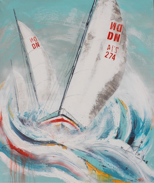 Ein kraftvolles, abstraktes Gemälde von Ellen Rethemeier, das die unbändige Kraft des Meeres einfängt. Zwei Segelboote kämpfen sich durch hohe Wellen, während der Wind ihre Segel bläht. Die Farben sind kräftig und dynamisch, mit viel Weiß und Blau, um die Gischt und den Himmel darzustellen. Erhältlich bei ARTSPACER, Online-Galerie.