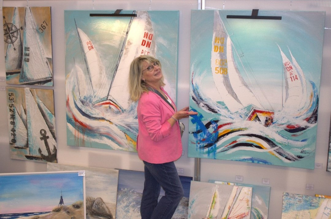 Ein kraftvolles, abstraktes Gemälde von Ellen Rethemeier, das die unbändige Kraft des Meeres einfängt. Zwei Segelboote kämpfen sich durch hohe Wellen, während der Wind ihre Segel bläht. Die Farben sind kräftig und dynamisch, mit viel Weiß und Blau, um die Gischt und den Himmel darzustellen. Die Künstlerin und weitere Bilder sind ebenfalls zu sehen. Erhältlich bei ARTSPACER, Online-Galerie.