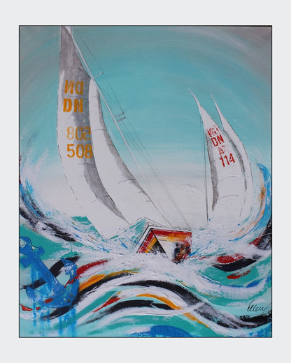 Ein kraftvolles, abstraktes Gemälde von Ellen Rethemeier, das die unbändige Kraft des Meeres einfängt. Zwei Segelboote kämpfen sich durch hohe Wellen, während der Wind ihre Segel bläht. Die Farben sind kräftig und dynamisch, mit viel Weiß und Blau, um die Gischt und den Himmel darzustellen. Erhältlich bei ARTSPACER, Online-Galerie.