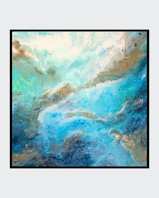 Ein abstraktes Gemälde in Blau- und Grüntönen zeigt die Ostsee. Die Künstlerin Ellen Rethemeier hat original Ostseesand in die Acrylfarbe eingearbeitet, die mit Meerwasser verdünnt wurde. Die Farben fließen und erzeugen lebendige Strukturen. Das Gemälde hat die Maße 80 x 80 x 2 cm. Kunst kaufen - bei ARTSPACER.