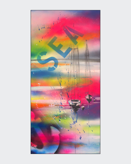 Das Werk von Ellen Rethemeier, ausgestellt in der Online-Galerie ARTSPACER, ist ein farbenfrohes Gemälde im Graffiti-Stil. Drei Segelboote spiegeln sich im Wasser, während der Himmel in Neonfarben leuchtet. Das Wort "SEA" ist prominent im Vordergrund platziert und verleiht dem Werk eine maritime Note.