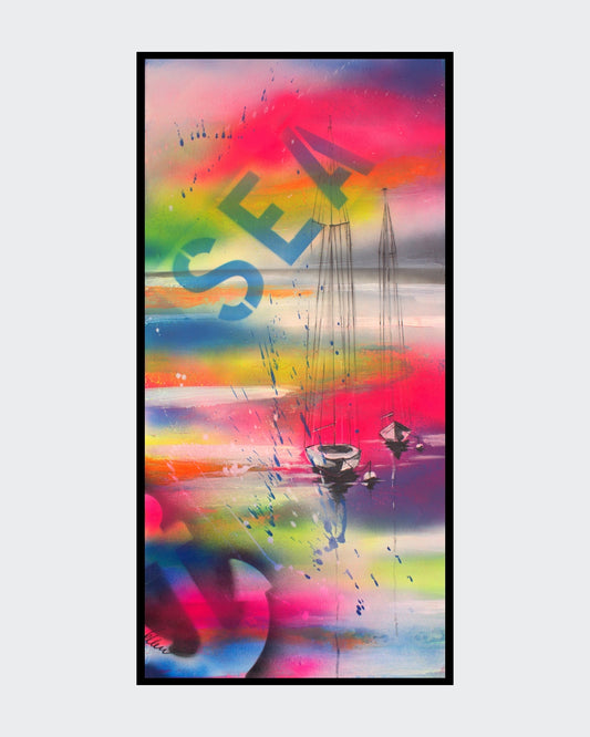 Das Werk von Ellen Rethemeier, ausgestellt in der Online-Galerie ARTSPACER, ist ein farbenfrohes Gemälde im Graffiti-Stil. Drei Segelboote spiegeln sich im Wasser, während der Himmel in Neonfarben leuchtet. Das Wort "SEA" ist prominent im Vordergrund platziert und verleiht dem Werk eine maritime Note.