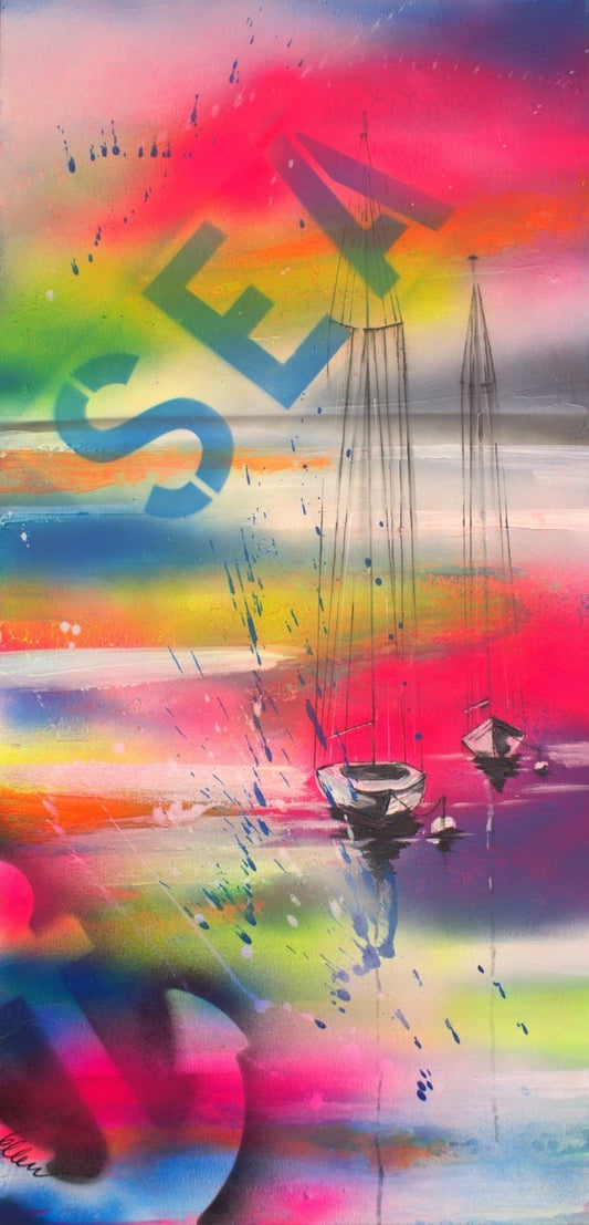 Das Werk von Ellen Rethemeier, ausgestellt in der Online-Galerie ARTSPACER, ist ein farbenfrohes Gemälde im Graffiti-Stil. Drei Segelboote spiegeln sich im Wasser, während der Himmel in Neonfarben leuchtet. Das Wort "SEA" ist prominent im Vordergrund platziert und verleiht dem Werk eine maritime Note.