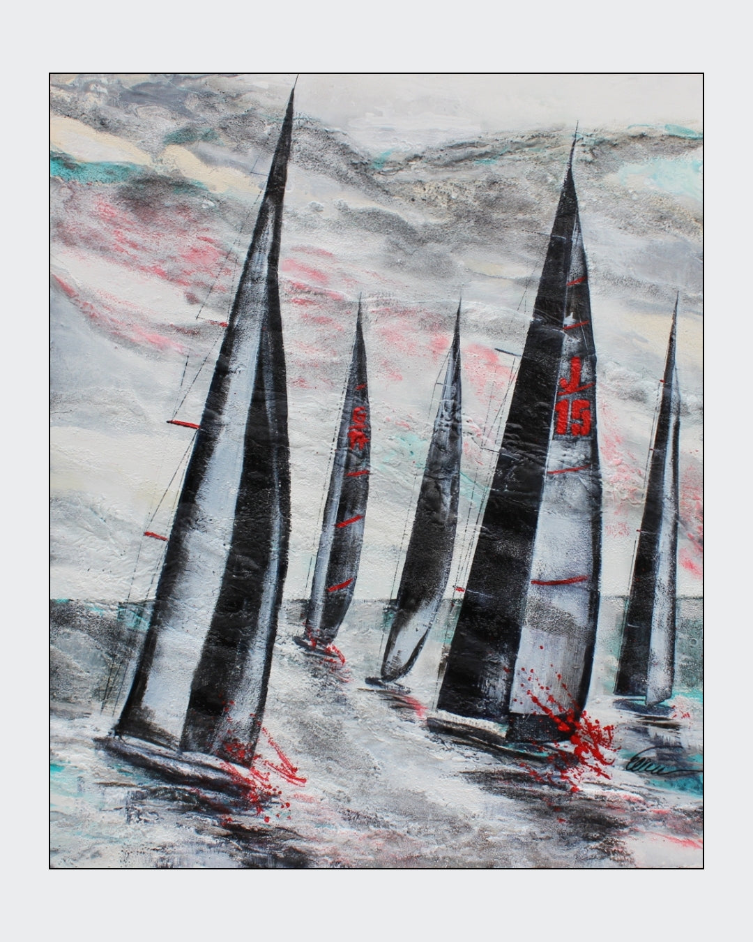Abstraktes Gemälde mit dem Titel "the Race" von Ellen Rethemeier. Das Bild zeigt eine Regatta auf dem Meer. Die Segelboote sind als dunkle, schlanke Formen dargestellt, die sich aus dem Wasser erheben. Die Segel sind mit kräftigen roten und schwarzen Farbakzenten versehen. Der Hintergrund ist in zarten Farbtönen gehalten und erinnert an einen stürmischen Himmel. Die einzigartige Struktur des Bildes entsteht durch den Einsatz von Meersand, der eine raue und lebendige Oberfläche schafft. ARTSPACER