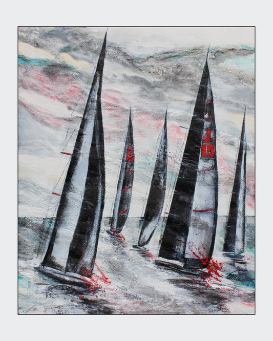 Abstraktes Gemälde mit dem Titel "the Race" von Ellen Rethemeier. Das Bild zeigt eine Regatta auf dem Meer. Die Segelboote sind als dunkle, schlanke Formen dargestellt, die sich aus dem Wasser erheben. Die Segel sind mit kräftigen roten und schwarzen Farbakzenten versehen. Der Hintergrund ist in zarten Farbtönen gehalten und erinnert an einen stürmischen Himmel. Die einzigartige Struktur des Bildes entsteht durch den Einsatz von Meersand, der eine raue und lebendige Oberfläche schafft. ARTSPACER