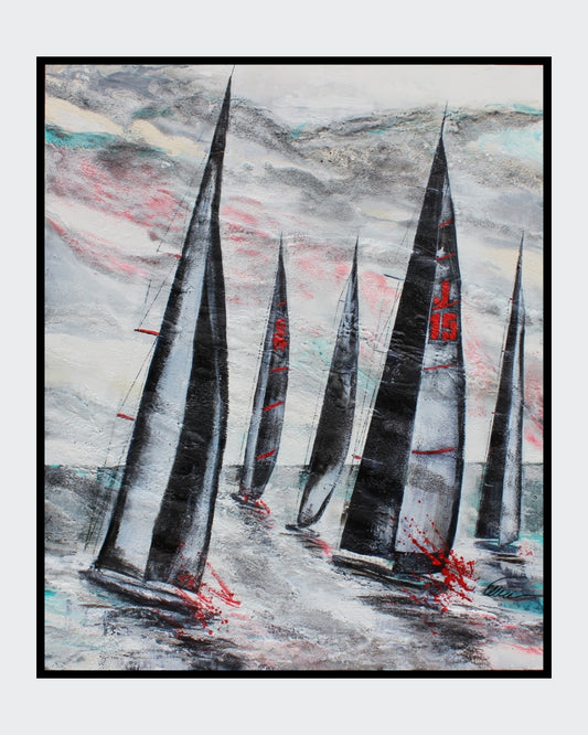 Abstraktes Gemälde mit dem Titel "the Race" von Ellen Rethemeier. Das Bild zeigt eine Regatta auf dem Meer. Die Segelboote sind als dunkle, schlanke Formen dargestellt, die sich aus dem Wasser erheben. Die Segel sind mit kräftigen roten und schwarzen Farbakzenten versehen. Der Hintergrund ist in zarten Farbtönen gehalten und erinnert an einen stürmischen Himmel. Die einzigartige Struktur des Bildes entsteht durch den Einsatz von Meersand, der eine raue und lebendige Oberfläche schafft. ARTSPACER