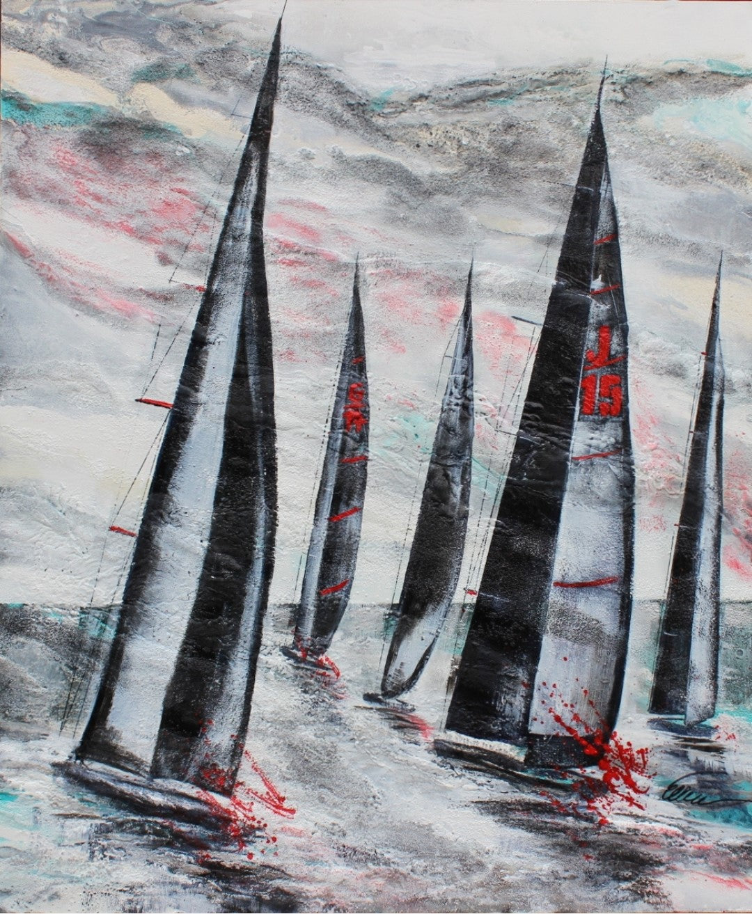 Abstraktes Gemälde mit dem Titel "the Race" von Ellen Rethemeier. Das Bild zeigt eine Regatta auf dem Meer. Die Segelboote sind als dunkle, schlanke Formen dargestellt, die sich aus dem Wasser erheben. Die Segel sind mit kräftigen roten und schwarzen Farbakzenten versehen. Der Hintergrund ist in zarten Farbtönen gehalten und erinnert an einen stürmischen Himmel. Die einzigartige Struktur des Bildes entsteht durch den Einsatz von Meersand, der eine raue und lebendige Oberfläche schafft. ARTSPACER