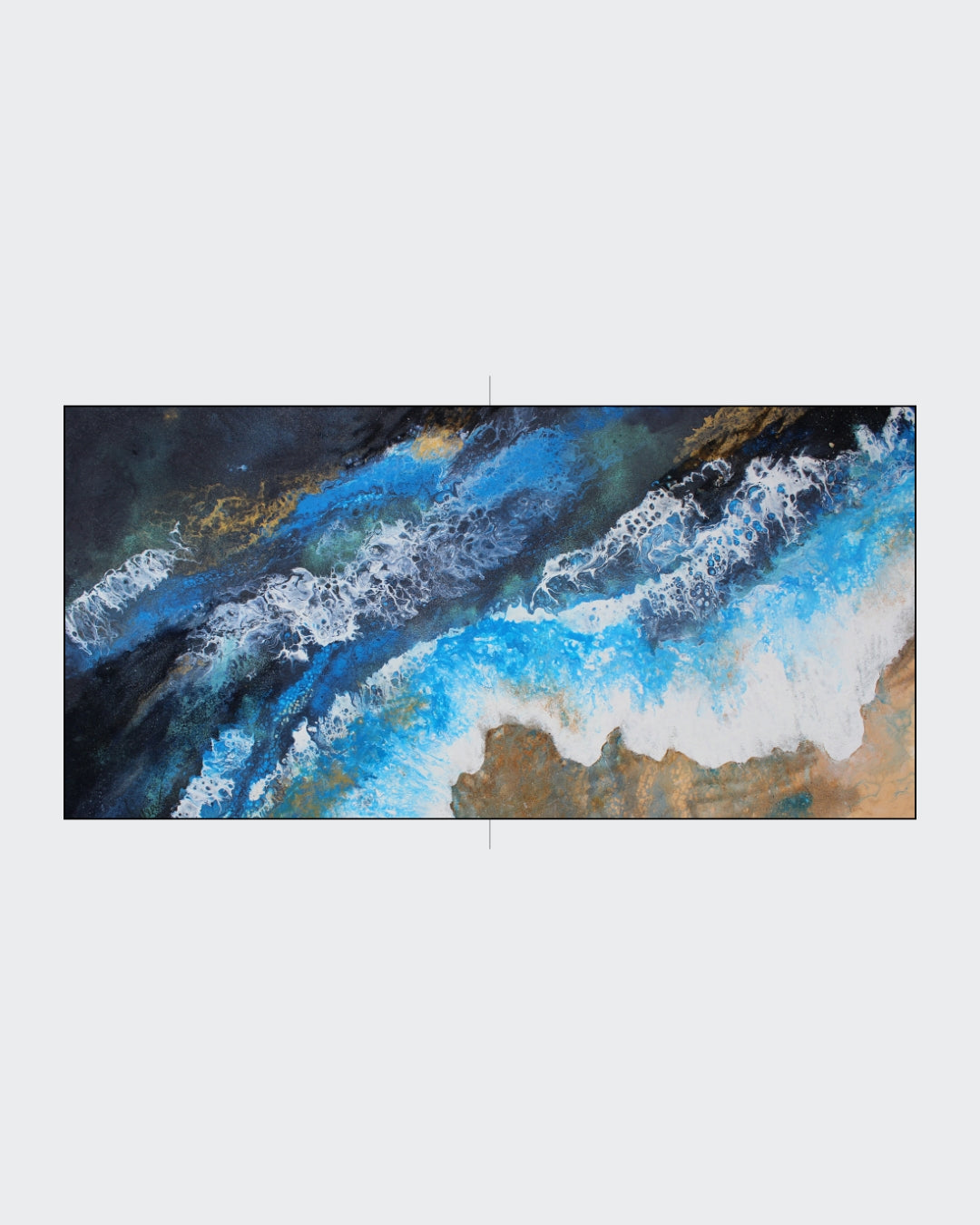 Ein abstraktes Gemälde von Ellen Rethemeier, "Wellen des Ozeans", zeigt dynamische, wellenförmige Pinselstriche in Blau-, Grün- und Weißtönen, die an die Bewegung des Meeres erinnern. Die Leinwand ist mit Meerwasser, Pigmenten, originalem Meersand und Seegras verziert. Erhältlich bei ARTSPACER,