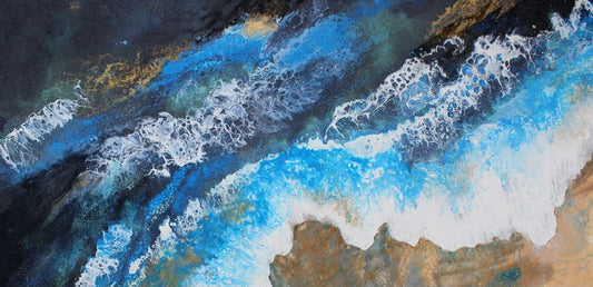 Ein abstraktes Gemälde von Ellen Rethemeier, "Wellen des Ozeans", zeigt dynamische, wellenförmige Pinselstriche in Blau-, Grün- und Weißtönen, die an die Bewegung des Meeres erinnern. Die Leinwand ist mit Meerwasser, Pigmenten, originalem Meersand und Seegras verziert. Erhältich in der Online-Galerie von ARTSPACER.