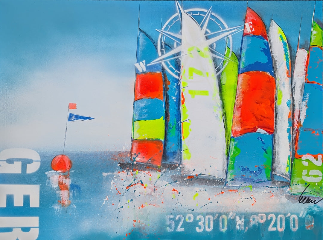 Maritime Acrylmalerei mit stilisierten Segelbooten in leuchtendem Rot, Blau, Grün und Weiß vor hellblauem Hintergrund, ergänzt durch Kompassmotiv, Koordinaten und expressive Farbspritzer.