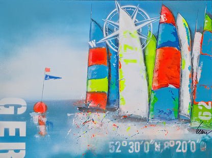Maritime Acrylmalerei mit stilisierten Segelbooten in leuchtendem Rot, Blau, Grün und Weiß vor hellblauem Hintergrund, ergänzt durch Kompassmotiv, Koordinaten und expressive Farbspritzer.