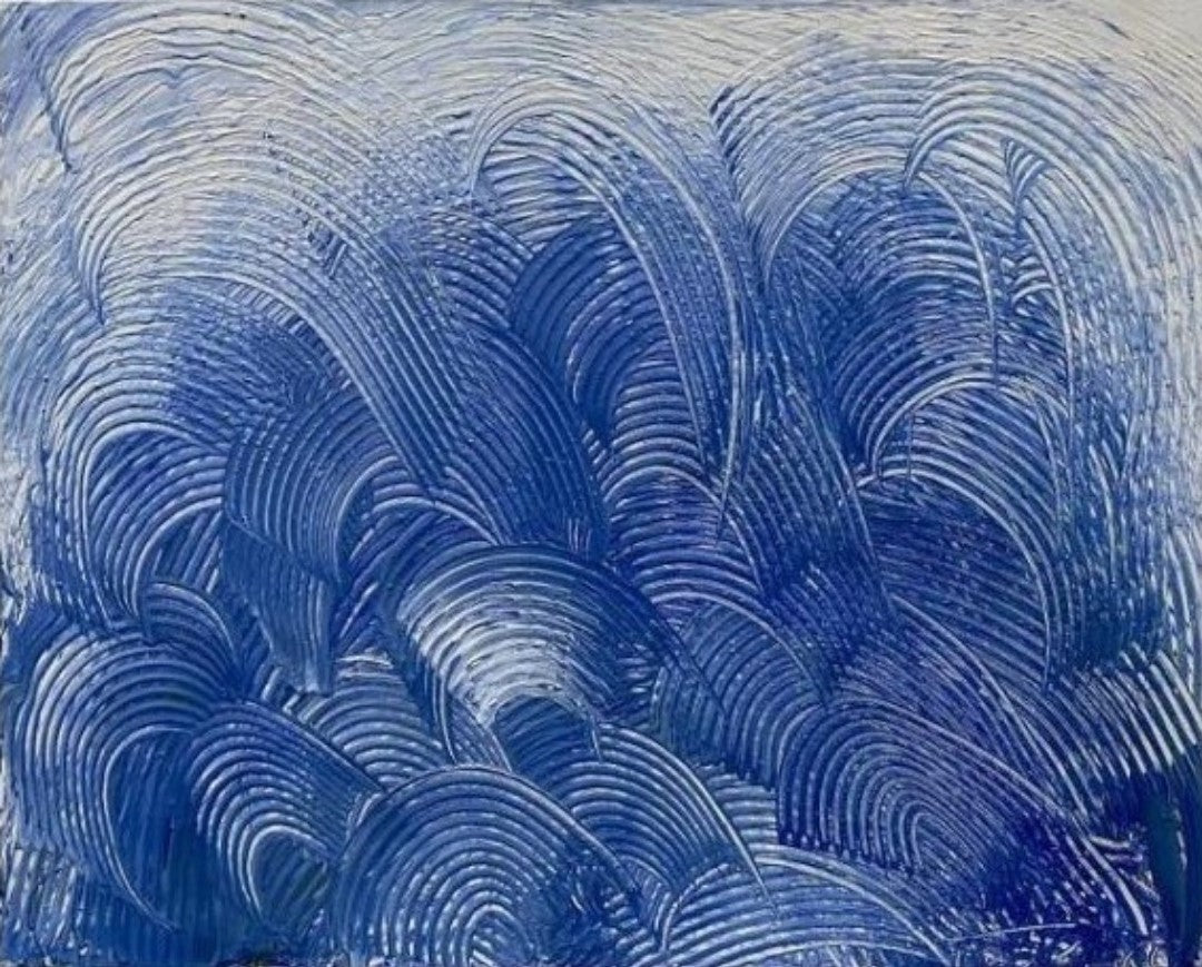 Acrylgemälde „Blaue Wellen“ von Federica: dynamische, wellenartige Strukturen in intensiven Blautönen auf Leinwand, 80 x 100 cm / ARTSPACER