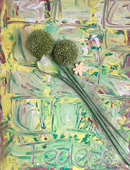 Dreidimensionales Acrylgemälde auf Leinwand (80 x 60 cm). Zwei grüne, kugelförmige Blütenstände dominieren das Bild, begleitet von einer großen, hellen, lilienartigen Blüte und einer kleinen, gelben, sternförmigen Blüte. Der Hintergrund zeigt abstrakte, grüne und gelbe Farbwirbel. ARTSPACER