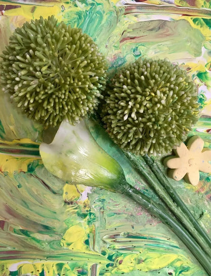 Dreidimensionales Acrylgemälde auf Leinwand (80 x 60 cm). Zwei grüne, kugelförmige Blütenstände dominieren das Bild, begleitet von einer großen, hellen, lilienartigen Blüte und einer kleinen, gelben, sternförmigen Blüte. Der Hintergrund zeigt abstrakte, grüne und gelbe Farbwirbel.