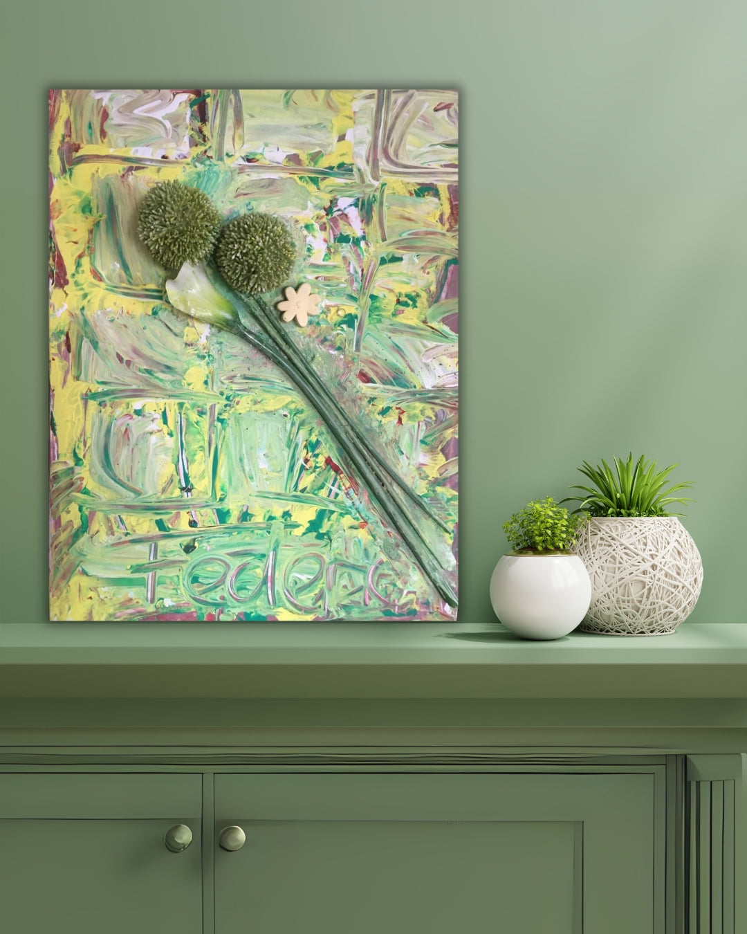 Dreidimensionales Acrylgemälde auf Leinwand (80 x 60 cm). Zwei grüne, kugelförmige Blütenstände dominieren das Bild, begleitet von einer großen, hellen, lilienartigen Blüte und einer kleinen, gelben, sternförmigen Blüte. Der Hintergrund zeigt abstrakte, grüne und gelbe Farbwirbel. ARTSPACER